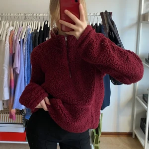 Fluffig myströja - Super mjuk å fluffig tröja med doppet och turtleneck. Perfekt att gosa i eller ha en lite kyligare kväll.