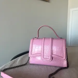 Babyrosa väska från Zara.