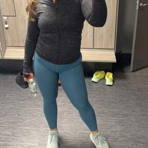 Säljer mina blå lululemon tights i storlek 6 motsvarande S. Modellen är wunder train. 