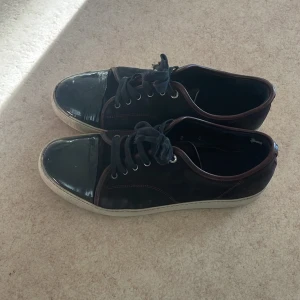 Lanvins  - Tja, säljer mina lanvins i storlek 45 men passar 46,skicket på skorna är bra förutom att det är en defekt på den högra skon på bild 3. Lite smutsiga men går att rengöra så ser de bättre ut. Box medföljer. Banger för 700kr🔥. Priset är inte helt satt💯👉