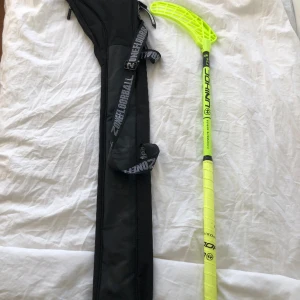 Bandyklubba  - En gul bandyklubba är 120cm lång har bara använt 2 gånger säljer en till som är råsa titta den om du e intresserad. Kommer med skal på båda