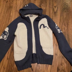 Evisu Hoodie  - FET evisu hoodie, i superbra skick förrutom att den är lite nopprig. Kontakta mig om du vill se fler bilder, eller undrar något annat :) ❤️Priset går att diskutera 