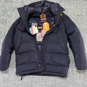 Parajumpers jacka  - Äkta Parajumpers köpte den för 7000 kr  i nyskick dm för mer information 