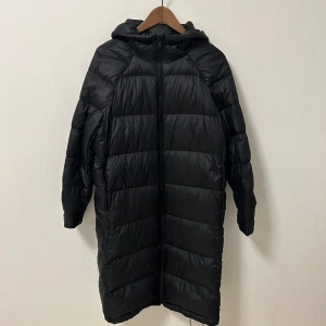 Down feather jacka ⚫️🌹 - Storlek 170, jackan är från HM och är välhomhändertagen, i en svart färg, hör av er vid frågor samt övriga funderingar! 🌹⚫️🇮🇹🧥