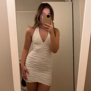 Vit halterneck klänning  - Klänning från zara,  Storlek S