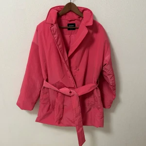 Lindex jacka 🌸💕🌹 - Storlek S, snygga jacka mot ljusare tider, i nyskick, snygg rosa färg, hör av er vid frågor samt övriga funderingar!🌸🌸🌹🧥💕🇮🇹