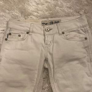 Superfina ltb jeans som är lågmidjade. De är inte skinny men inte heller bootcut (kan skicka bild på). Storlek 26/32 (Xs/s). De är i mycket bra skick och inga slitningar.💓