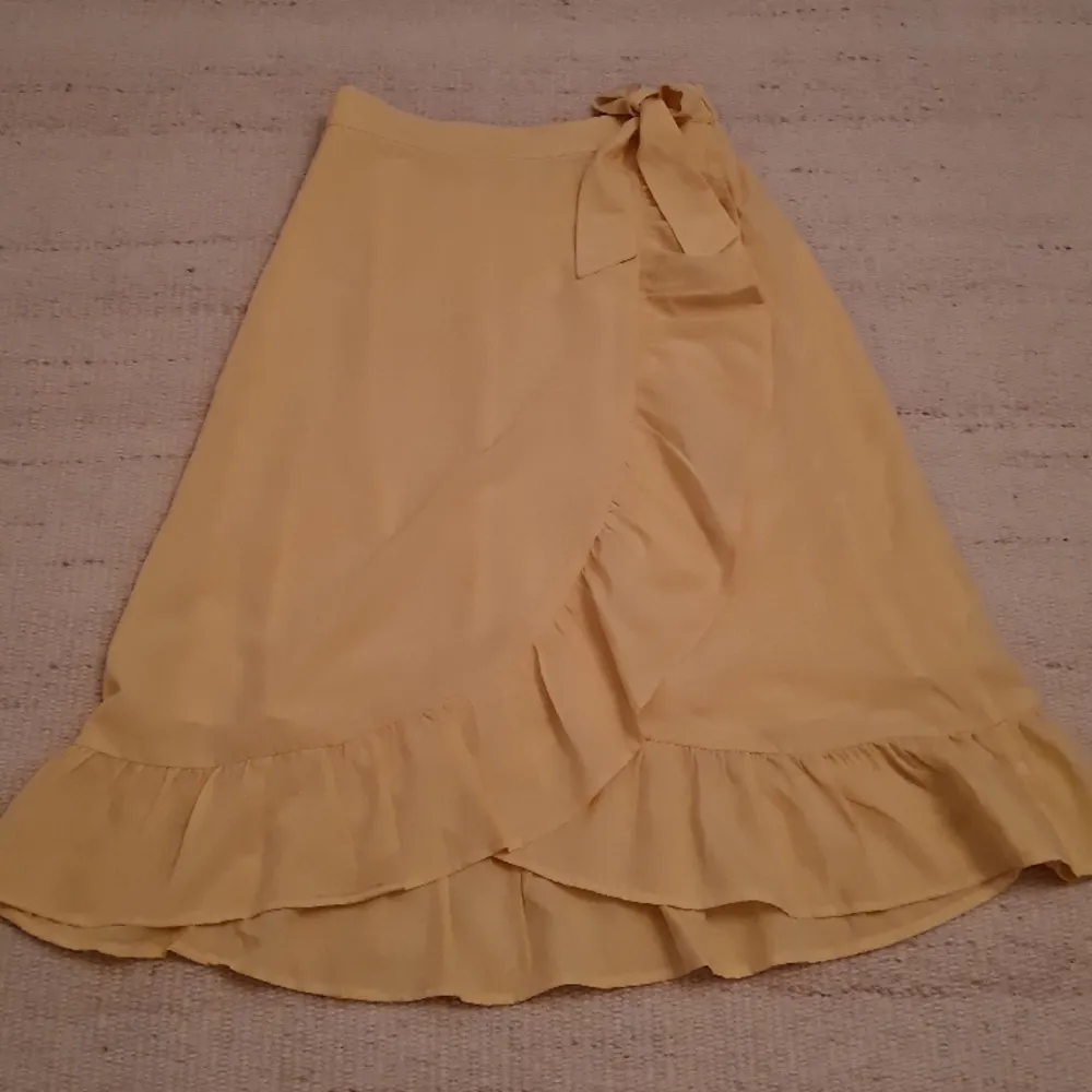 Sommar kjol i storlek 158/164, aldrig använt, tunt lätt material, köpt för 200, säljer för 60. Kjolar.
