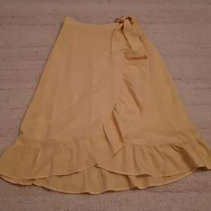 Sommar kjol i storlek 158/164, aldrig använt, tunt lätt material, köpt för 200, säljer för 60