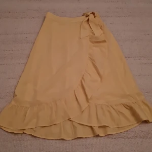 Lång kjol - Sommar kjol i storlek 158/164, aldrig använt, tunt lätt material, köpt för 200, säljer för 60