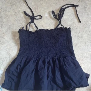 Sommar topp - Den är ifrån shein och använd några få gånger. Väldigt bra kvalite. Banden är dock borta så den är som en bandeau topp!