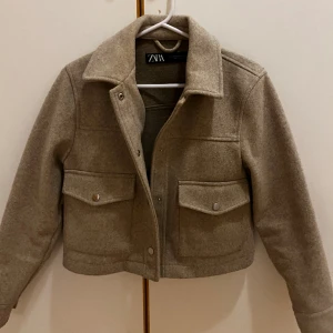 Zara jacka - Super fin vår jacka från zara passar både xs och s. I nytt skick går ej att köpa längre, köpt för 500kr