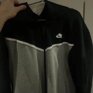 Nike tech svart grå - helt felfri äkta nike tech storlek L 10/10 buda pris
