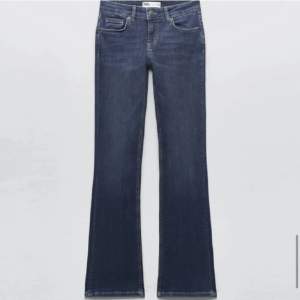 Fina mörkblå low waist bootcut jeans från zara som inte säljs längre. Jag säljer de eftersom att de inte har kommit så mycket till användning! Nypris 399💗(Lägger upp igen för att jag var osäker på om jag ville sälja dom) 