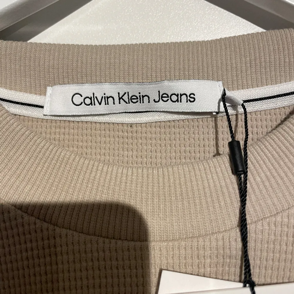 Helt ny Calvin Klein med lappen kvar, har aldrig använd den.  Kan gå ner i pris vid snabb affär. Tröjor & Koftor.