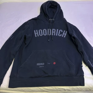 Hoodrich  - Hej, jag säljer den här hoodie eftersom den har inte kommit till användning plus den är i fin skick. ( pris kan diskutera)💕