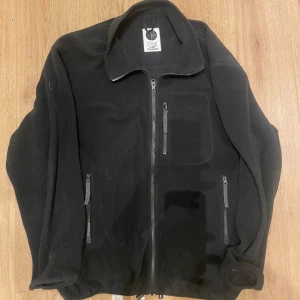 Polar zip fleece - Riktigt fint skick och snygg passform. Inmodat resor i midjan för bättre fit Nypris 1200kr  