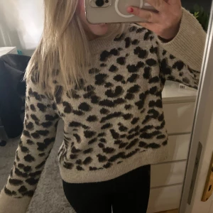 stickad tröja 💕 - superbra skick! Endast använd en gång 💕