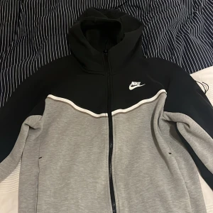 Nike tech fleece - Helt okej skick men märks att den är använd, strl S 600kr