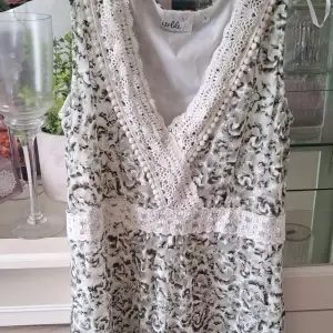 En jättefin vit & ljusgrön klänning med spets 💓 Aldrig använd, i storlek S. Inga defekter!