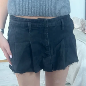 ZARA DENIMKJOL - Säljer denna mörkgrå/svarta denimkjol ifrån Zara!❤️❤️ storlek M!