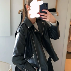 Skinnjacka - Jättesnygg skinnjacka från Missguided. Passar alla storlekar mellan XS-M beroende på hur man vill ha passform. Säljs då den inte kommer till användning längre. Skriv vid frågor eller om fler bilder önskas. 🥰