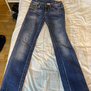 Ett par riktigt schyssta true religion jeans som är i perfekt skick förutom en liten skada på lappan där bak (kan se på bild 3) Skick 7/10. Vid frågor och pris, kom privat