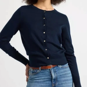 Finstickad kofta - En superfin och skön kofta/cardigan i mörkblå. Använd ungefär 5 gånger men har tyvärr fått en liten tråd som ”har gått upp” eller vad man ska säga (se bild 3), men det är inget som syns. Annars är den som ny! Köpte den för 349kr💗