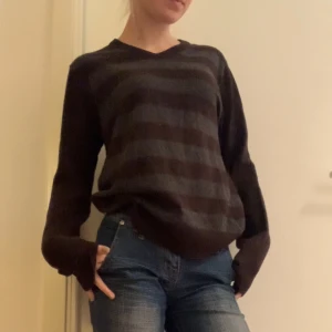 Brunrandig tröja - Perfekt till hösten och inte alls stickigt material. Skriv om du har några frågor💕