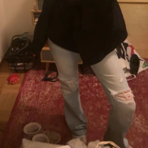 Jeans med hål i  - Asså snygga. Köpta secondhand men i fint skick. Lite slitna längst nere bara men inget man tänker på. Storlek 40 men skulle säga dom är mer en 38 då ja skulle säga faras kläder alltid är lite mindre. 