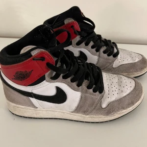 Jordan 1 - Säljer mina jordans då de inte används mer. De är ganska bra använda men går säkert att fixa med lite tvätt👍🏻