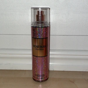 Bodymist - Säljer denna bodymist i doften ”rosé rush” inspirerad av Paris Hilton!❤️ Knappt använd och nästan hela flaskan är fylld❤️