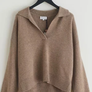 Davida Chunky Open Collar Sweater i 100%cashmere  - Tröja från Davida i 100% cashmere i storlek L. Färg Mink. Helt ny, endast provad, alla tags kvar. 