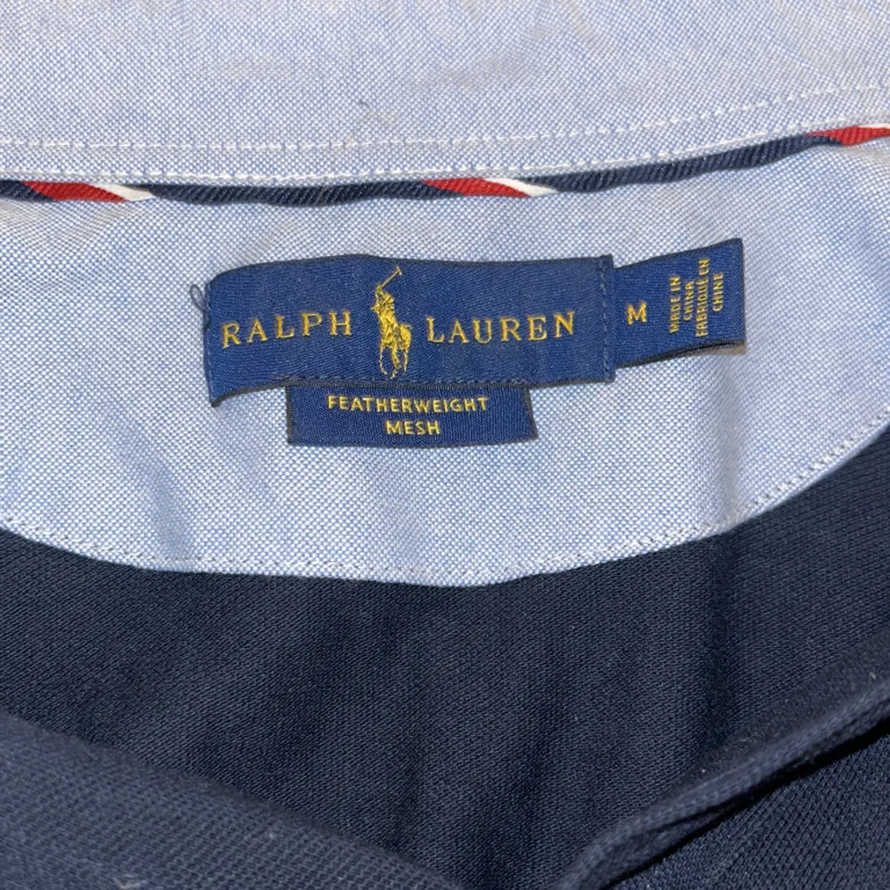 Säljer denna Ralph Lauren skjorta. Storlek M nyskick 9,5/10, nypris 1400 säljer den för 500. Pris kan diskuteras vid snabb affär. Tveka inte att fråga vid funderingar!. Skjortor.