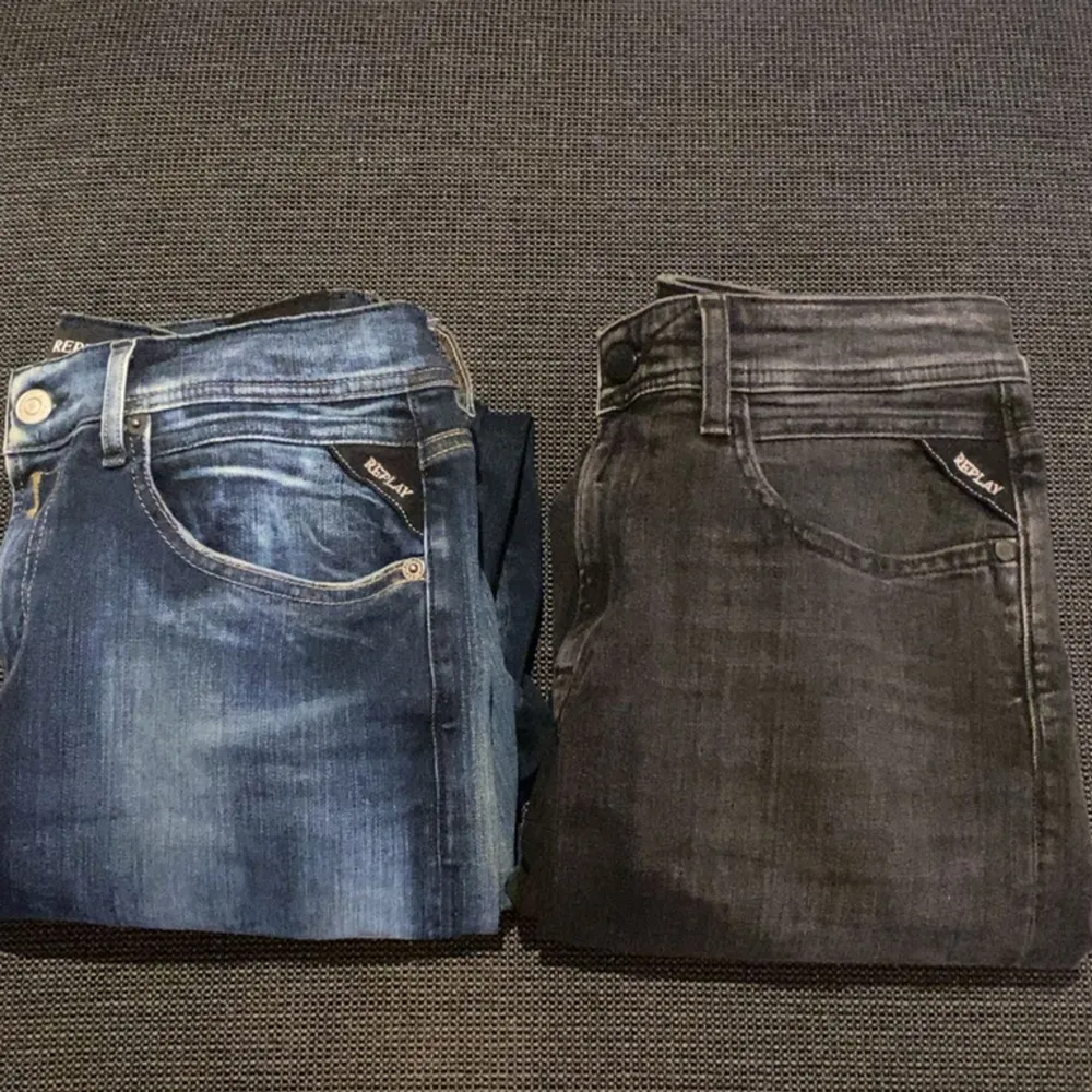 Hej, Säljer dessa två riktigt snygga replay anbass och groover slim fit jeansen. Säljer båda för 1499kr! Styck vis 689kr! Båda jeansen är 10/10 skick✅✅ Aldrig använda, hör av dig vid mer funderingar eller frågor!. Jeans & Byxor.