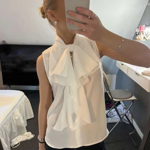 Blus - Säljer denna sjuuukt fina blus från zara! Den är helt ny och är slutsåld på hemsidan! Tyvärr passade den inte mig och därav är det min kompis på bilderna💕jag åker bort på lördag den 9 mars så om någon vill köpa blusen får ni gärna skriva innan det💕