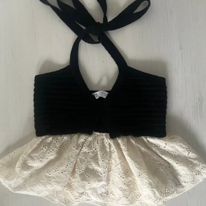 Topp - Säljer denna sjukt söta sommartopp från Zara som tyvärr är för liten för mig! Det är en fin-stickad ovandel med volang nedtill med blommigt mönster och störning runt halsen! (Kontakta mig för fler bilder)