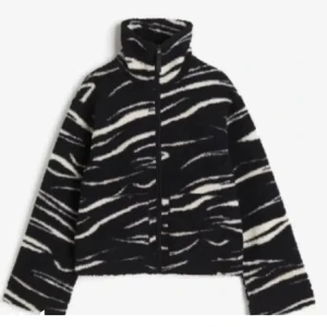 Teddyjacka - Säljer min teddyjacka från h&m då den ej kommer till användning💞