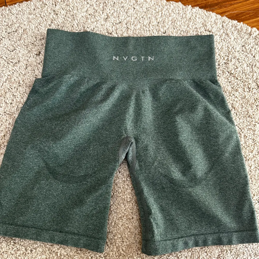 Säljer dessa super snygga nvgtn shorts som är helt oanvända men ett impulsköp. Storlek M och nypris 425kr  Modell: Contour seamless  Färg: Forrest green. Shorts.