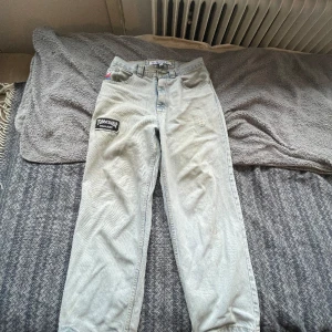 Polar skate co. Big boys Thrasher patch - Tunga big boys med karaktär. Uppsydda ca 4cm. Passar mig som är 180 perfekt. Lagade på högerben. 