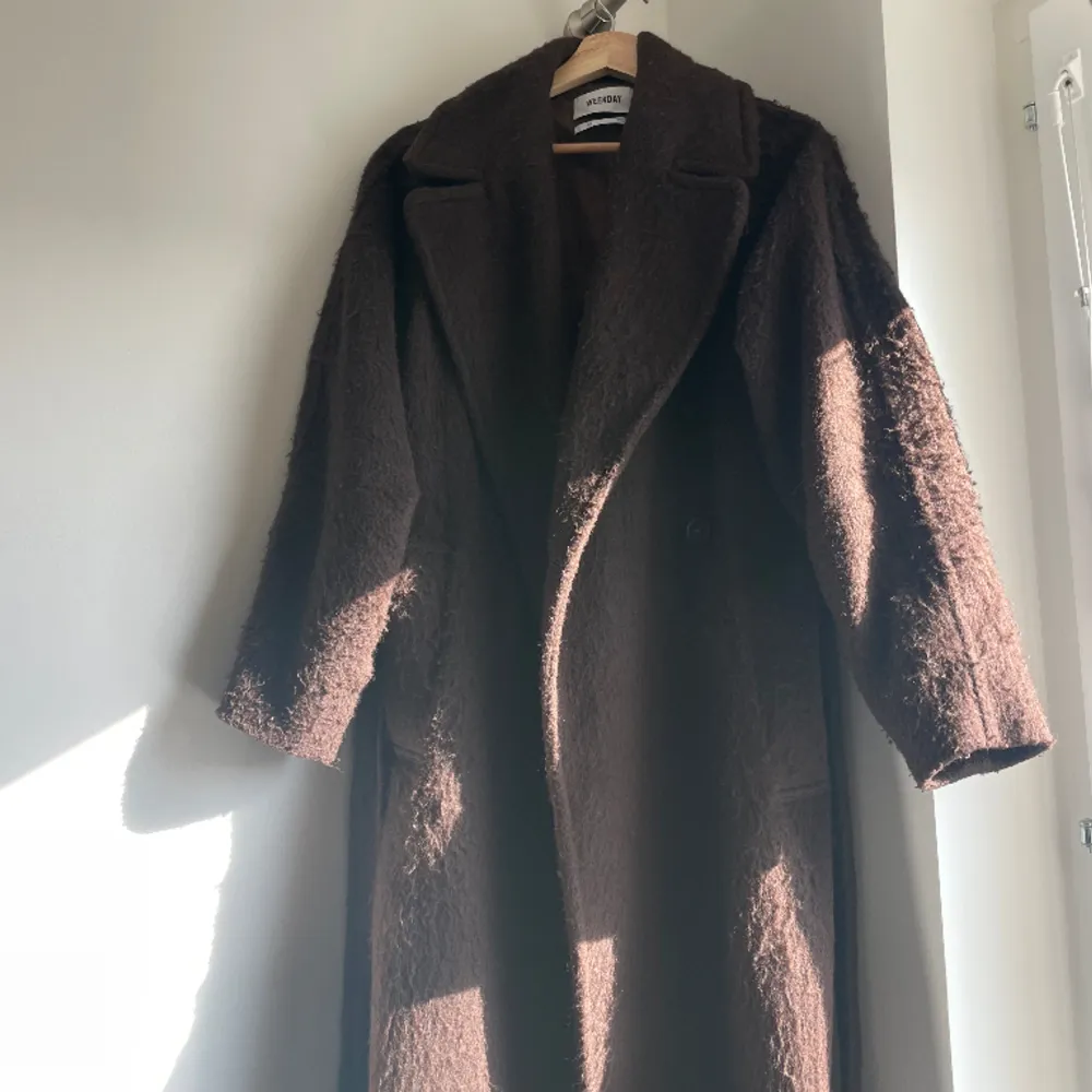 Kia Wool Blend Coat från Weekday. Brun Oversized lång kappa med skärp/bälte. Använd i ett år, dock ganska nopprig! Nypris 1400kr. Jackor.