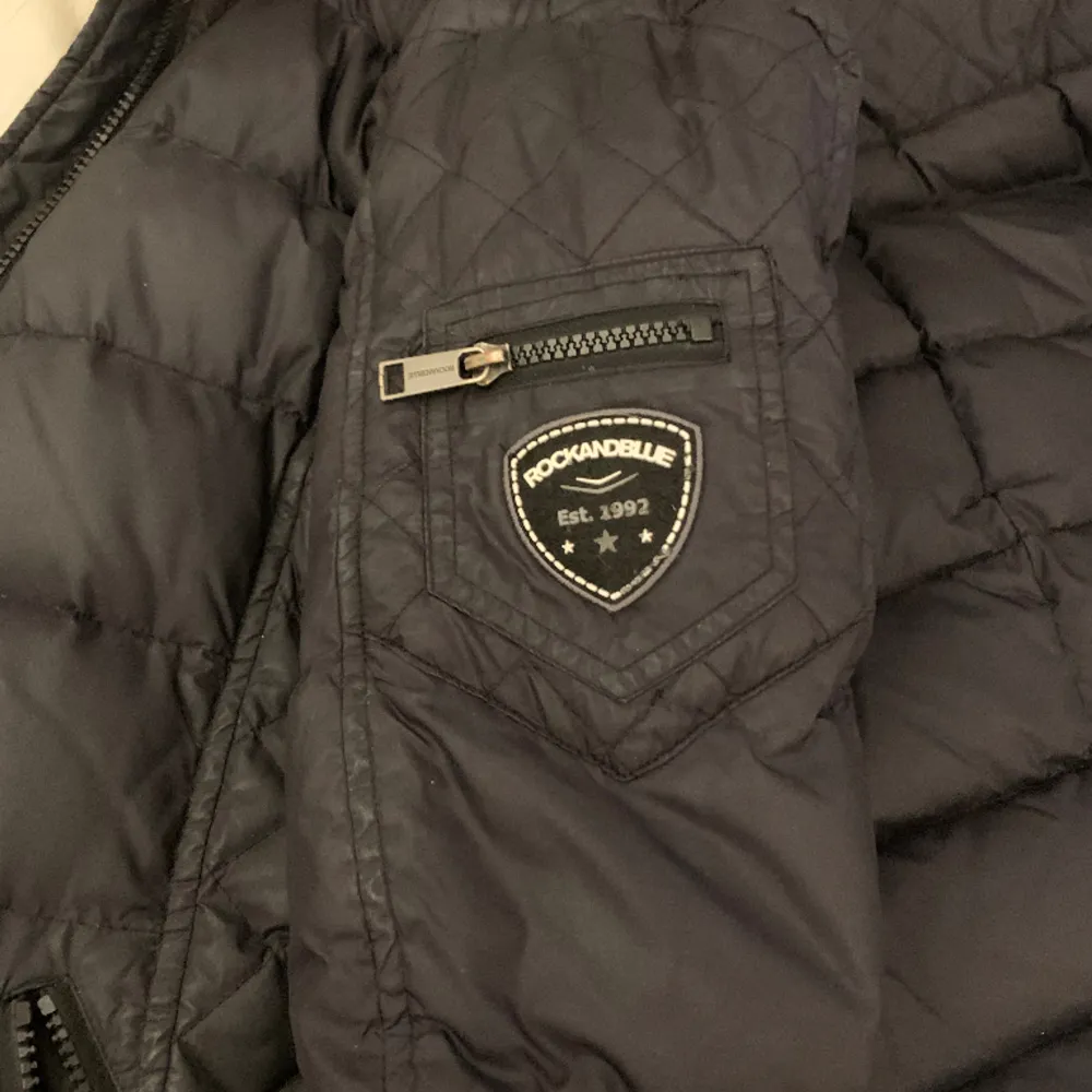 Jag säljer min rock and blue jacka då den inte kommer till användning längre. St 36 äkta päls. Köpt för ungefär 6000kr kan tänkas gå ner till 850kr vid snabb affär. det är ett litet hål i innerfickan men går att sy. kontakta mig vid fler bilder❤️. Takit.