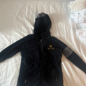 Maya delorez tröja - Aäljer denna otroligt fina ziphoodien från maya delorez då jag tyvärr slutat med ridningen🙁  Modell: Ariana hoodie Nypris = 799kr  Jättefint skick💗