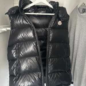 Moncler väst ÄKTA - Säljer nu min Moncler väst  Storlek L vilket motsvarar 4/5 i Moncler storlekar. Super fint skick 9/10  Kvitto finns Passar både M/L