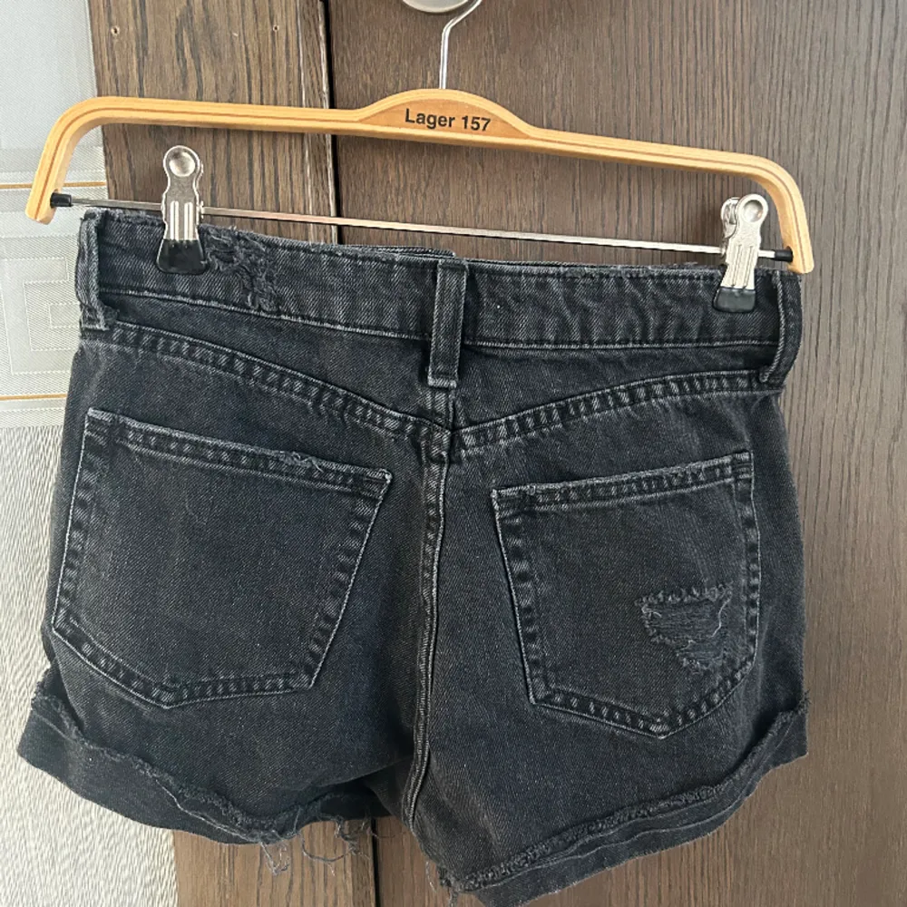Säljer dessa fina svarta jeansshorts från H&M❣️ Pris kan diskuteras vid snabb affär!. Shorts.