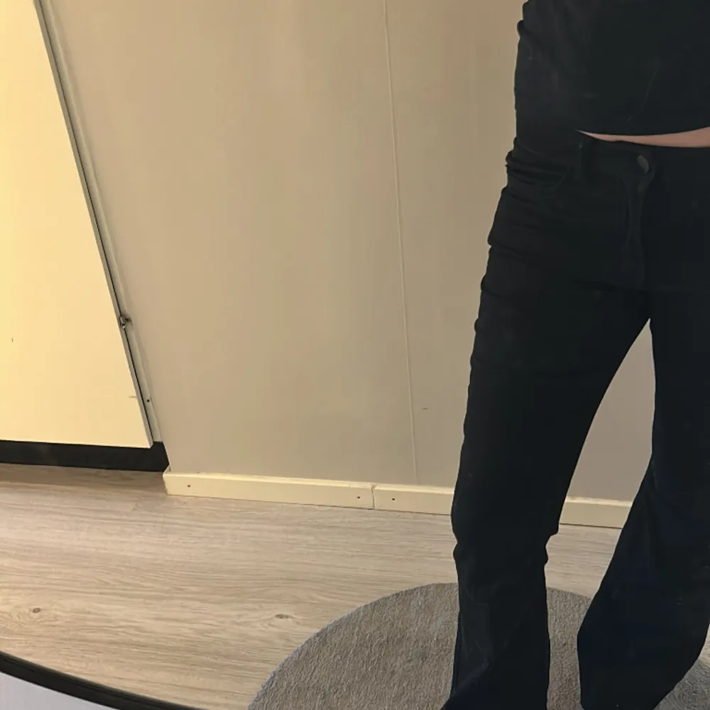 Svarta low waist bootcut jeans 💞 jättefint skick inga skador, aldrig använda bara testade, säljer då dom är för små för mig. Dom är low waist och går under midjan, säljer för lite dyrare pris, pris kan diskuteras Hör av er vid fler bilder o frågor💞💞. Jeans & Byxor.