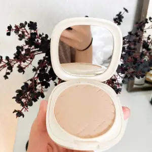 	DOLCE DIVA POWDER FOUNDATION SPF 50 För ljus hudfärg. Märke - KIKO Milano Använt lite gran. Färgen passade mig inte.