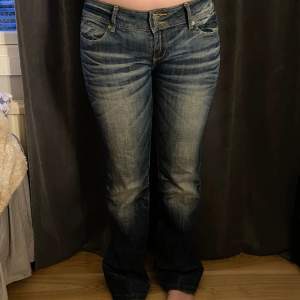 Blå jeans i storlek S-M (Midjemått rakt över 44, Innerbenslängd 83) Dom är i okej skick med ett litet hål vid skrevet. 