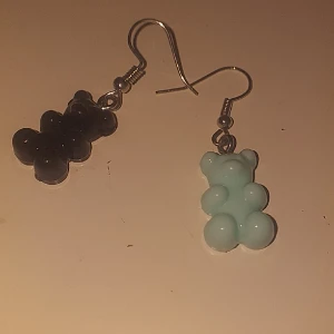 Blå och svart örhängen  - Snygga örhängen 