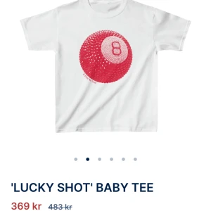 Baby tee - Så snygg t-shirt från det populära märket in print we trust, som inte kommer till användning. T-shirten är aldrig använd, men behövs strykas! Storlek M, men passar mig som vanligtvis har S🥰